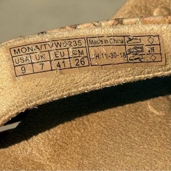 Vionic Mona Cork/Gold Flip Flops sz 9 Versatile
Quality Functional Lightweight - Picture 10 of 13